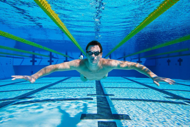 Nageur sous l'eau, piscine