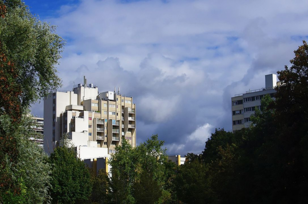 Architecture et ciel nuageux