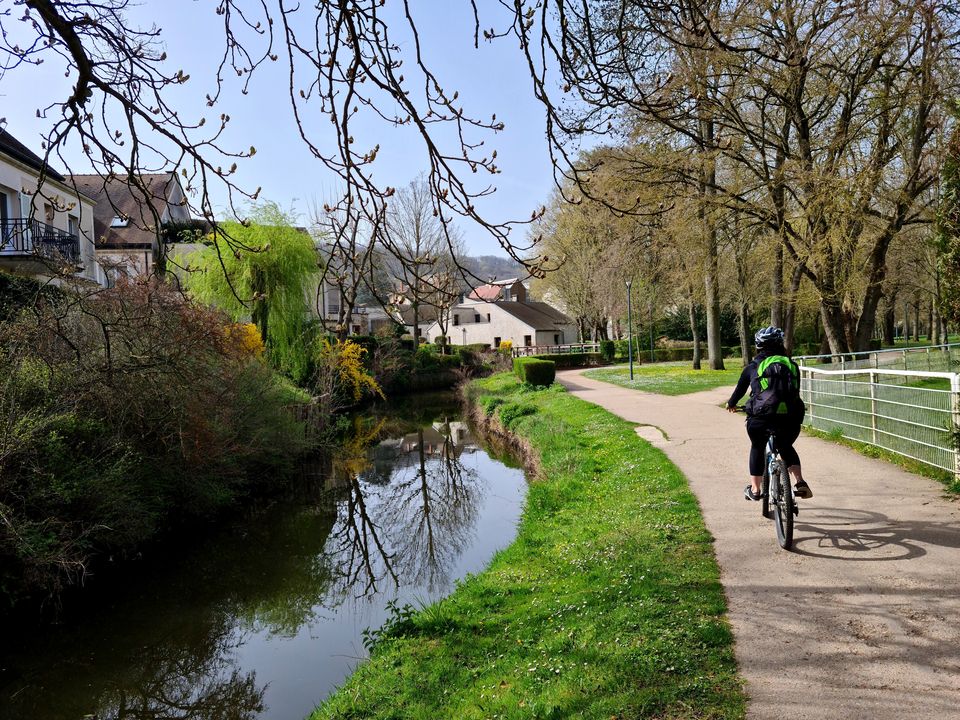 Bicycle ride along the Yvette river, gif-sur-yvette