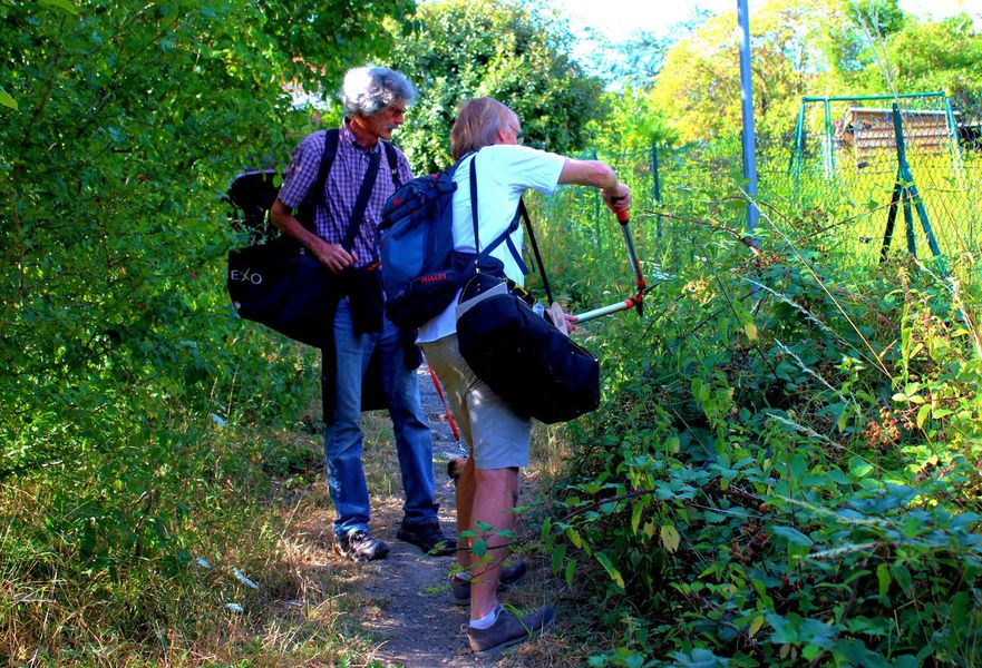 Clearing the path on the hike of Villebon