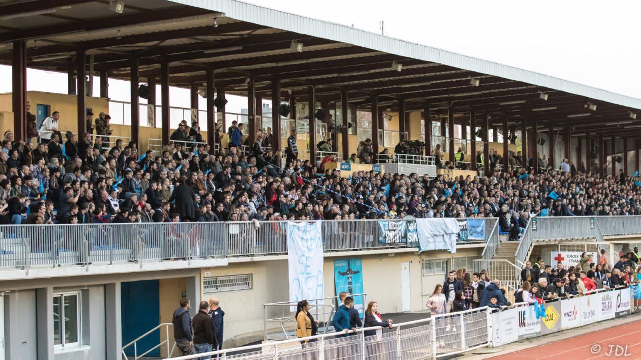 Rugby game at Jules Ladoumègue stadium