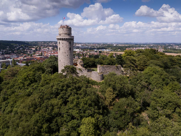 Tour de Montlhéry and its view