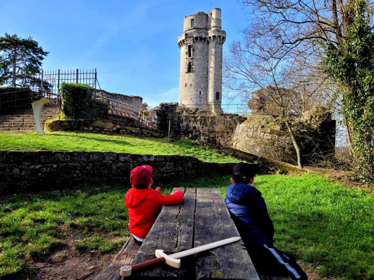 Tour de Montlhéry and kids at the picnic table