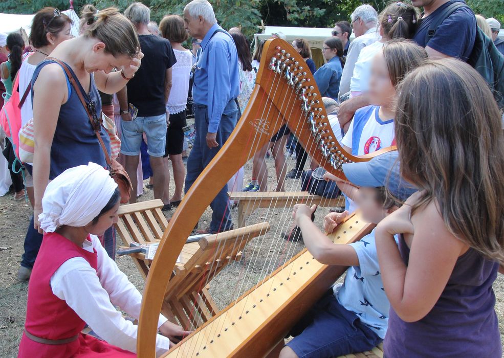 Fête médiévale de Montlhéry, démonstration de harpe