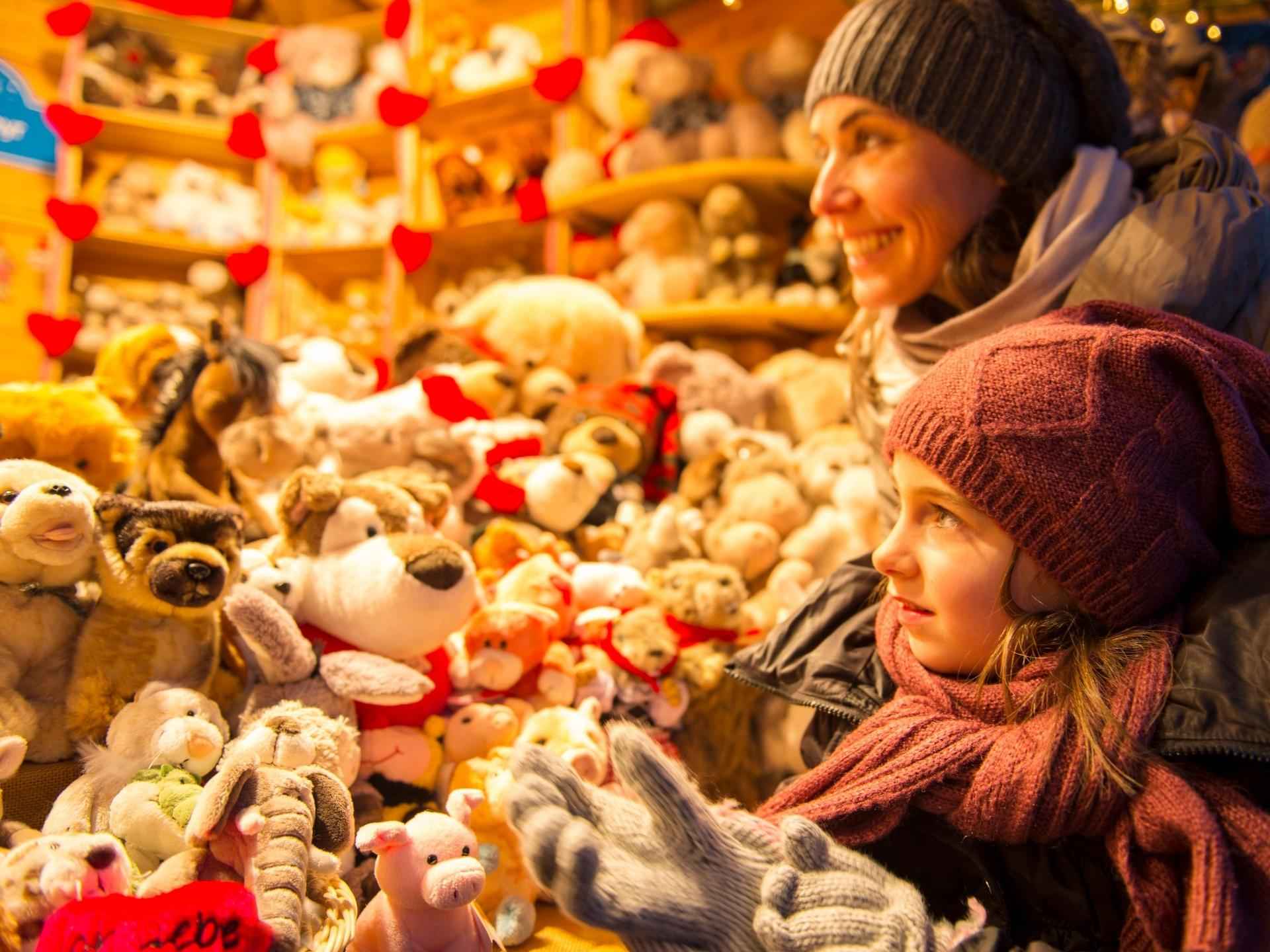 Christmas market - Canva