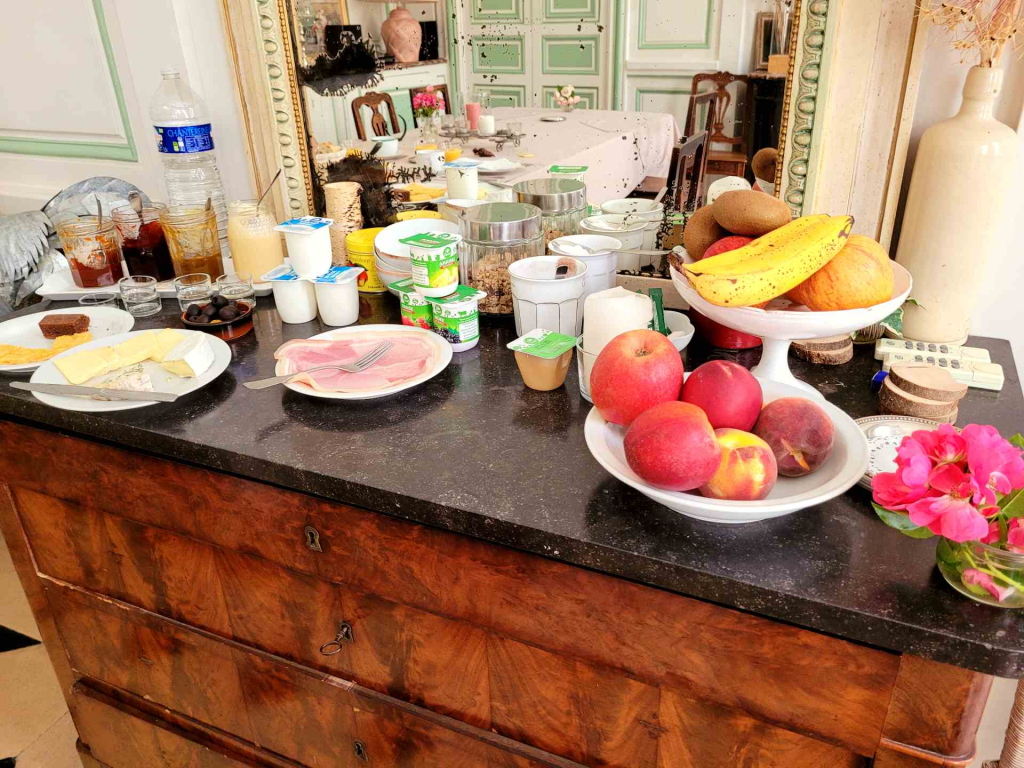 Petit déjeuner, Château de la Vierge