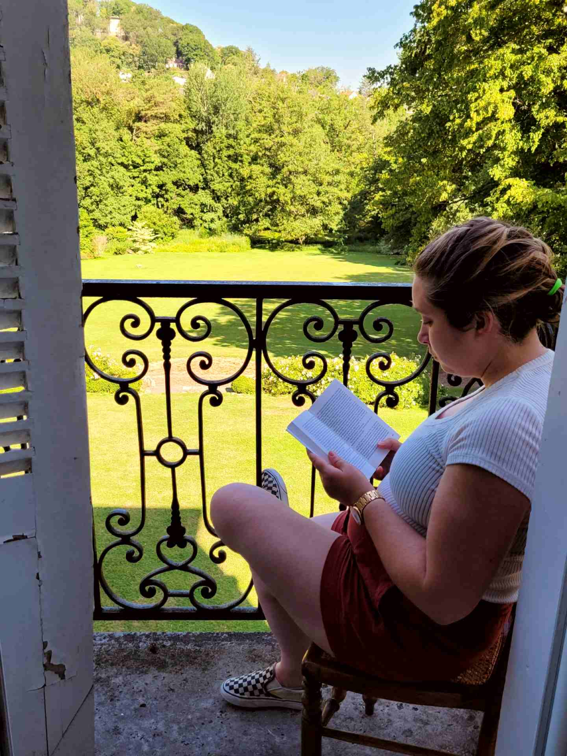 Lecture sur le balcon, Château de la Vierge, Bures-sur-Yvette
