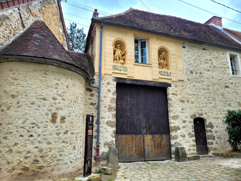 Photo de l'ancienne abbaye en pierres meulières de Gif-sur-Yvette